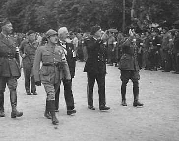 Place du Drapeau le 6 septembre 1944 à Parthenay : Revue en présence du sous-préfet Lapeyrie, du nouveau maire Jules Piau, de Clovis Macouin (député en 1940 et vice-président du Comité départemental de la Libération), du colonel Robin (chef départemental des Francs-Tireurs et Partisans), du commandant Péaron, du capitaine Guignard.